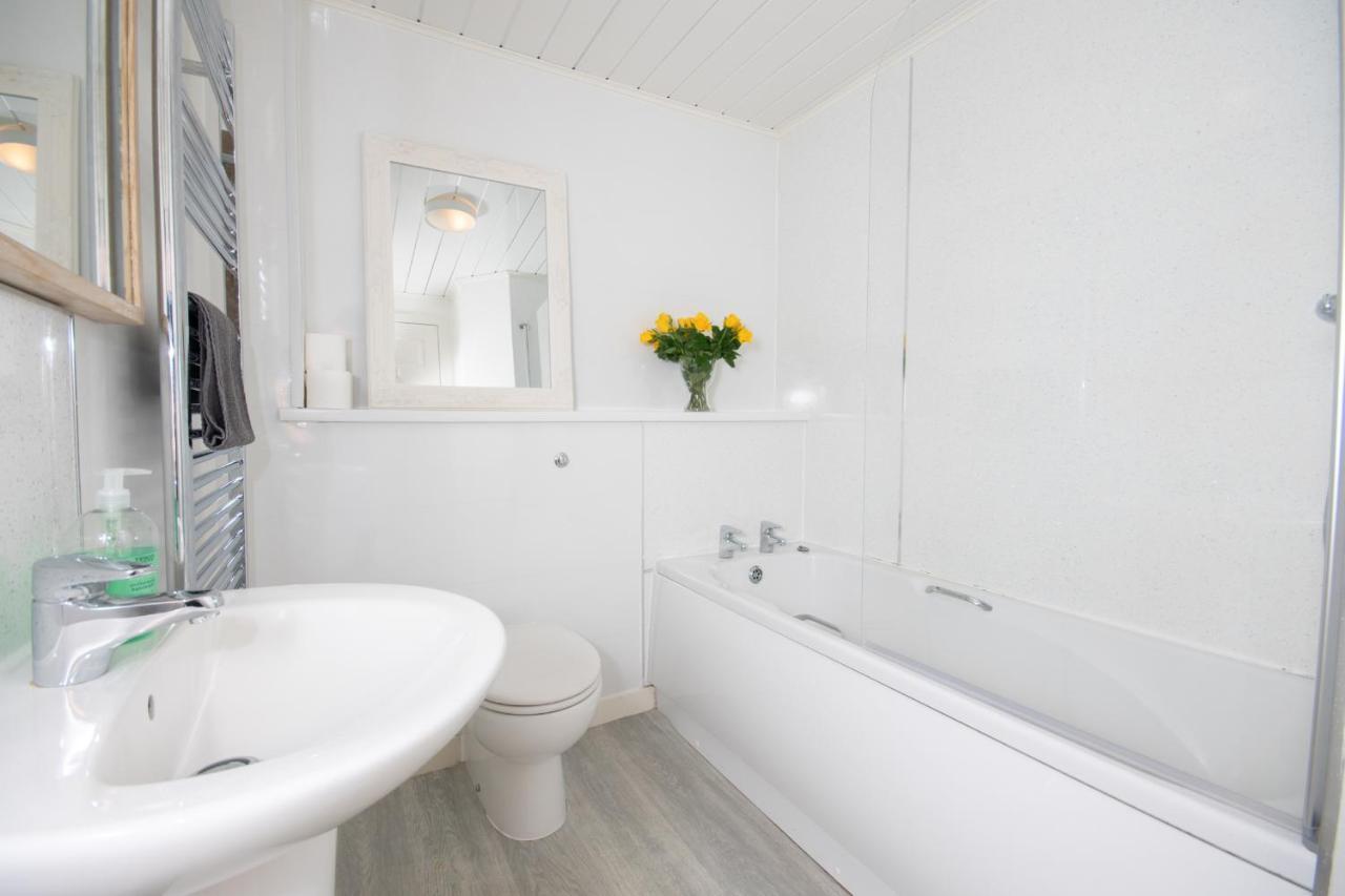 Dwellcome Home Ltd 2 King Beds West End Apt, Half Mile To Union Street Yet Quiet, Free Allocated Parking Space At Rear Entrance & Fast Wifi, Ideal For Long Term Contractor, Corporate, Etc Stays, Regular Housekeeping Option - See Our Site For Assuranc Aberdeen Exterior photo
