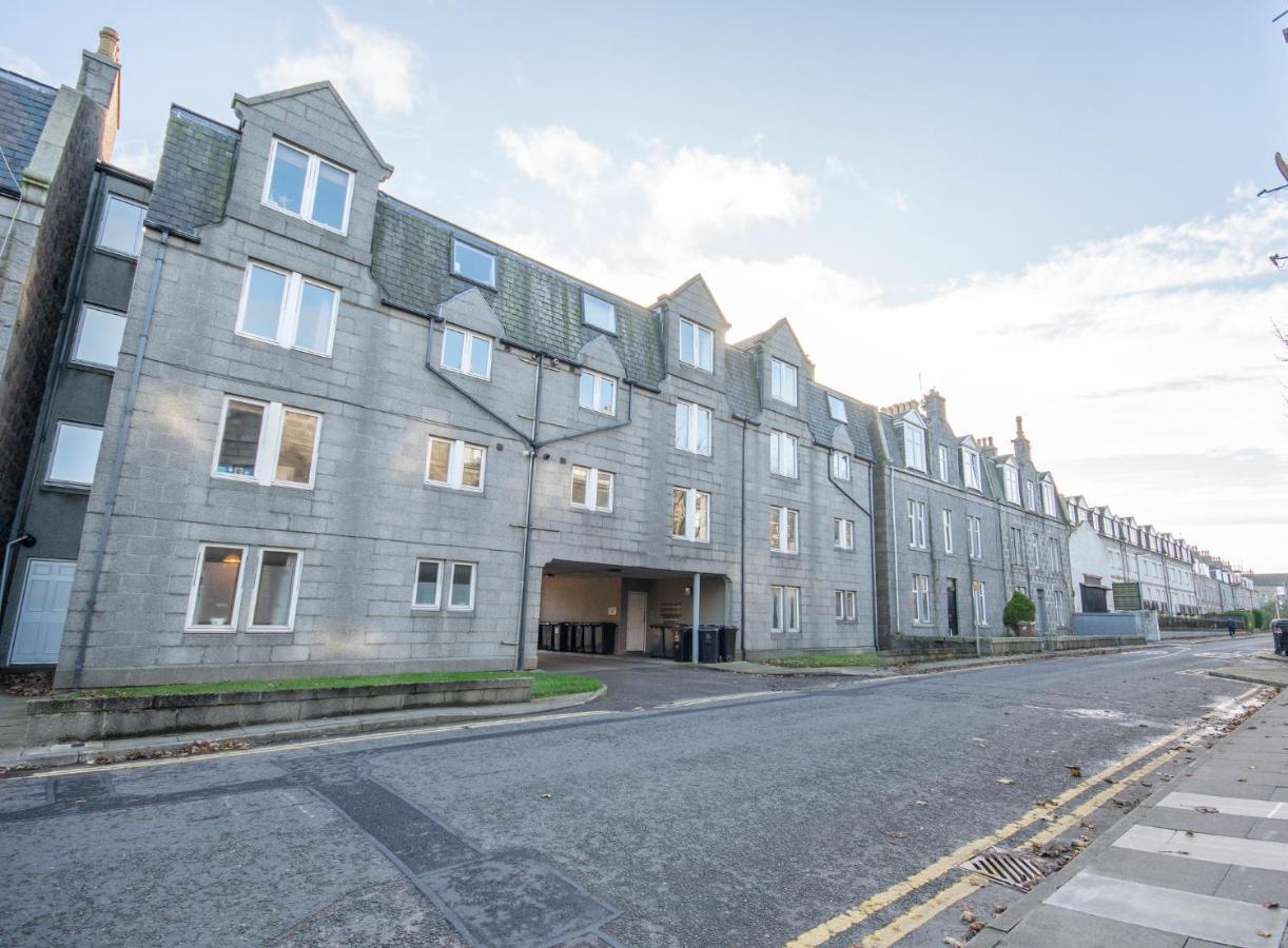Dwellcome Home Ltd 2 King Beds West End Apt, Half Mile To Union Street Yet Quiet, Free Allocated Parking Space At Rear Entrance & Fast Wifi, Ideal For Long Term Contractor, Corporate, Etc Stays, Regular Housekeeping Option - See Our Site For Assuranc Aberdeen Exterior photo