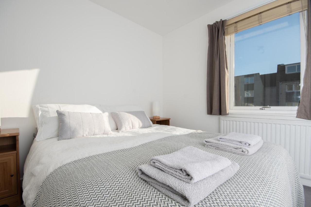 Dwellcome Home Ltd 2 King Beds West End Apt, Half Mile To Union Street Yet Quiet, Free Allocated Parking Space At Rear Entrance & Fast Wifi, Ideal For Long Term Contractor, Corporate, Etc Stays, Regular Housekeeping Option - See Our Site For Assuranc Aberdeen Exterior photo