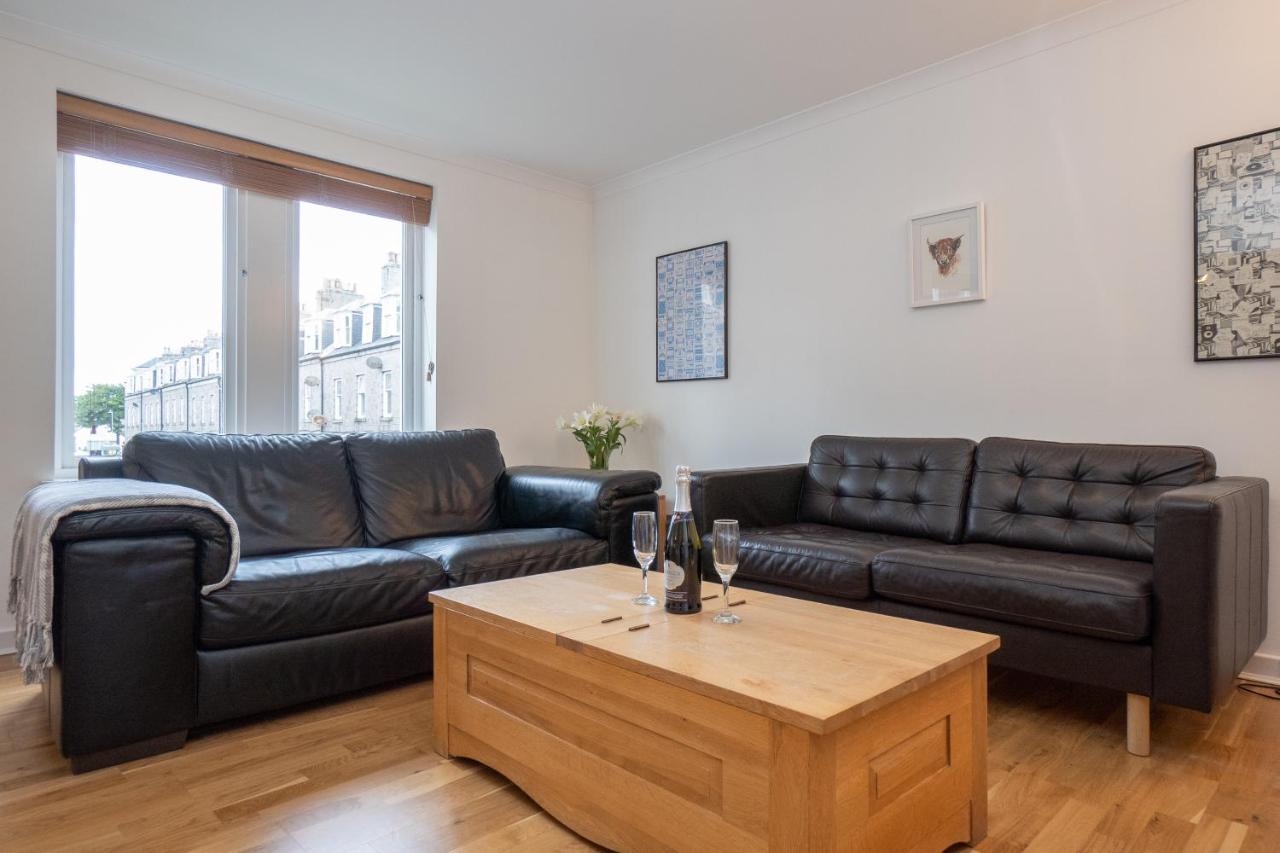 Dwellcome Home Ltd 2 King Beds West End Apt, Half Mile To Union Street Yet Quiet, Free Allocated Parking Space At Rear Entrance & Fast Wifi, Ideal For Long Term Contractor, Corporate, Etc Stays, Regular Housekeeping Option - See Our Site For Assuranc Aberdeen Exterior photo
