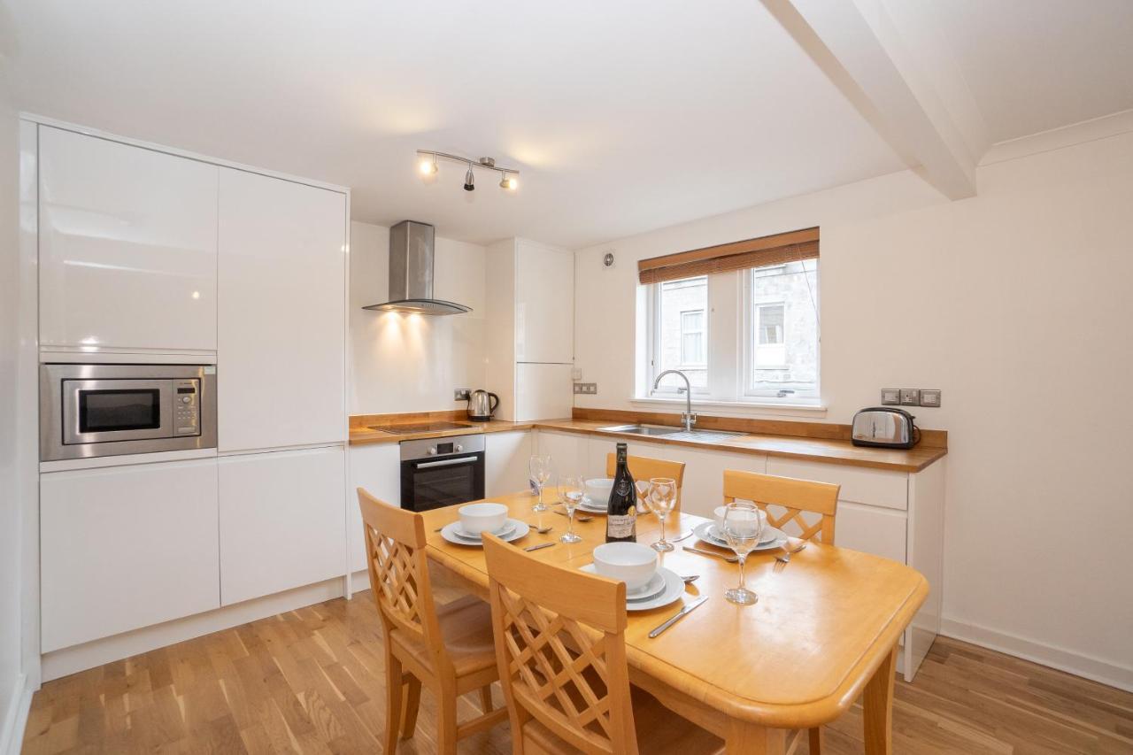Dwellcome Home Ltd 2 King Beds West End Apt, Half Mile To Union Street Yet Quiet, Free Allocated Parking Space At Rear Entrance & Fast Wifi, Ideal For Long Term Contractor, Corporate, Etc Stays, Regular Housekeeping Option - See Our Site For Assuranc Aberdeen Exterior photo